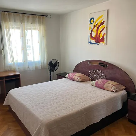 Three Bedroom Laura Apartment Split